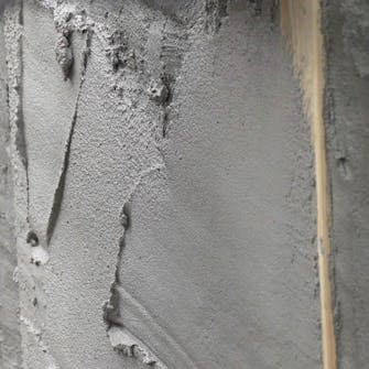 Mur med ødelagt puss og løse fuger: Sørg for å komme helt ut til listene Mur med ødelagt puss og løse fuger: Sørg for å komme helt ut til listene